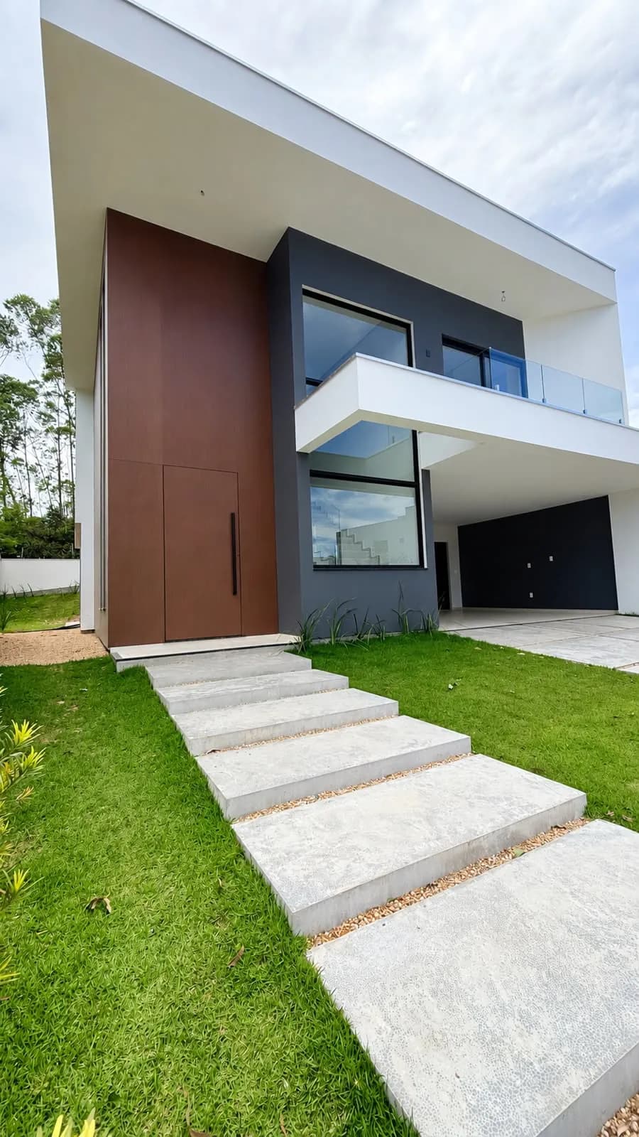 CASA ALTO PADRÃO COM 3 SUÍTES  À VENDA EM CONDOMÍNIO FECHADO