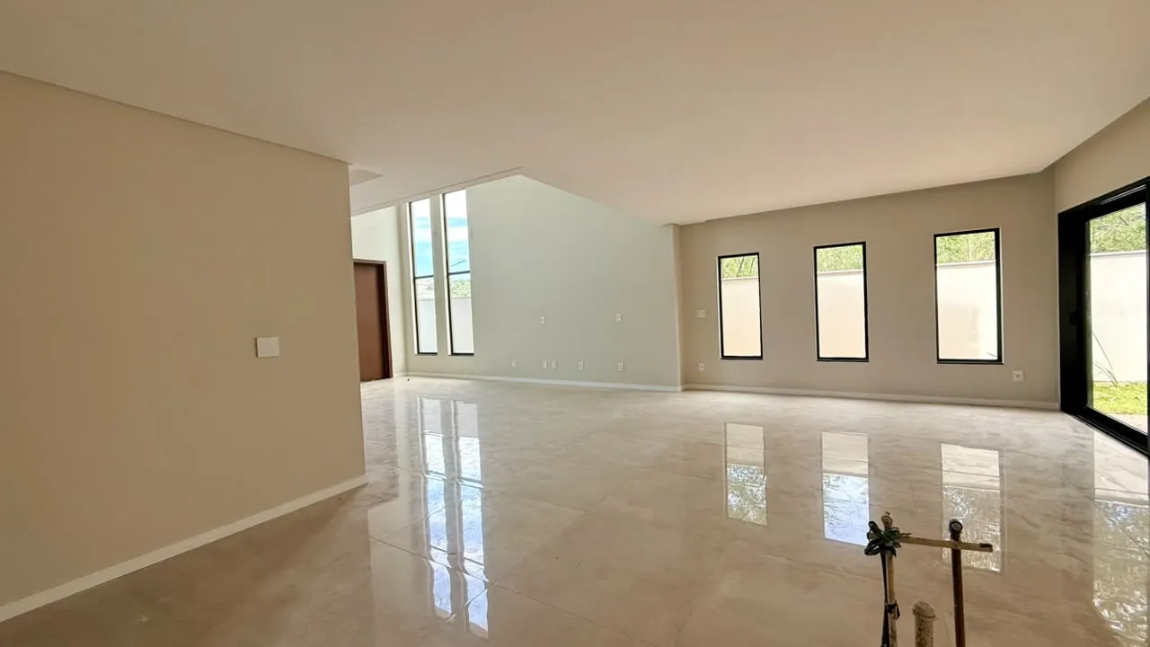 CASA ALTO PADRÃO COM 3 SUÍTES  À VENDA EM CONDOMÍNIO FECHADO