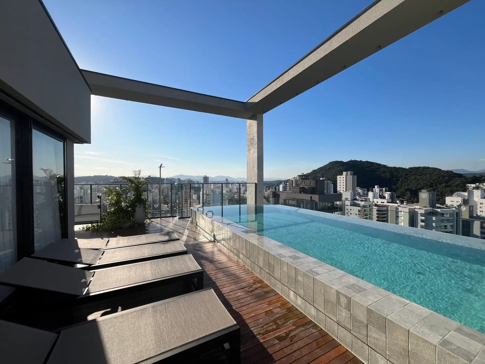 Foto de 152 m² - 3 Suítes - Personalizados por Arquiteta com Suíte Master Ampliada